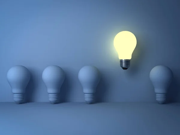 Uma lâmpada brilhante que se destaca das lâmpadas incandescentes não iluminadas no fundo azul com sombra O conceito de negócio e o conceito de individualidade renderização 3D — Fotografia de Stock