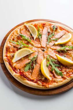 Pizza malzemeleri ile ahşap masada Pizza 