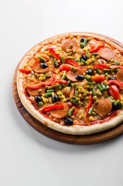 Pizza malzemeleri ile ahşap masada Pizza 