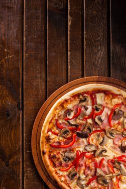 Pizza malzemeleri ile ahşap masada Pizza 