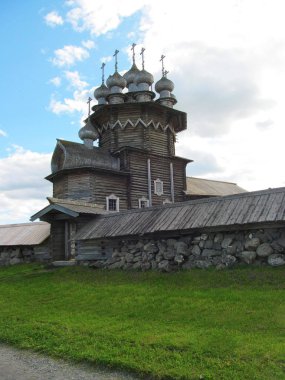                        Kizhi adasındaki Antik Rus Kilisesi.        