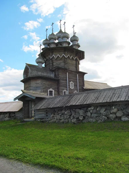                        Kizhi adasındaki Antik Rus Kilisesi.        