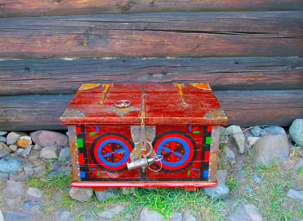 Ahşaptan yapılmış eski boyalı göğüs kırmızısı .
