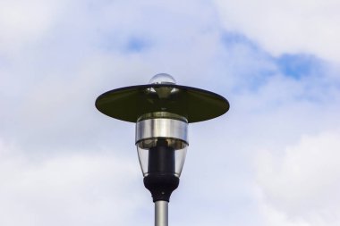 Metal reflektörlü sokak lambasının detayı.