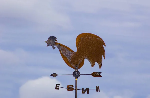 Bulutlar ile mavi bir gökyüzüne karşı Weathervane horoz.