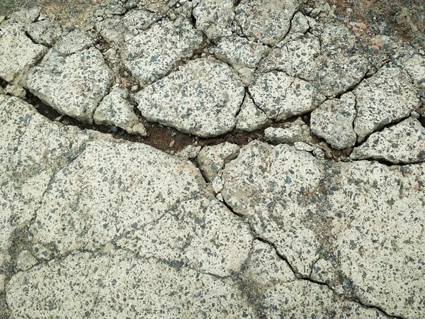 Eski yolun dokusu açık renk.