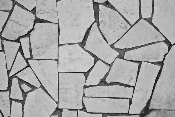 Duvar farklı boyutlarda mermer bloklar ve aralarında koyu çimento dikişleri yapılır.