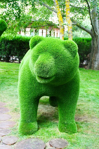 Escultura Urso Parque Contra Árvores — Fotografia de Stock