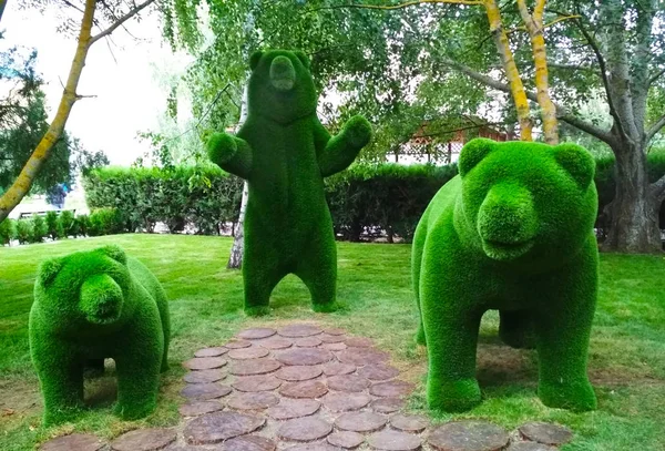 Escultura Oso Con Cachorros Verdes Tamaño Completo Parque —  Fotos de Stock
