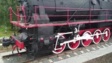 Gökyüzünün arka planında eski bir buhar lokomotifi, Rusya
