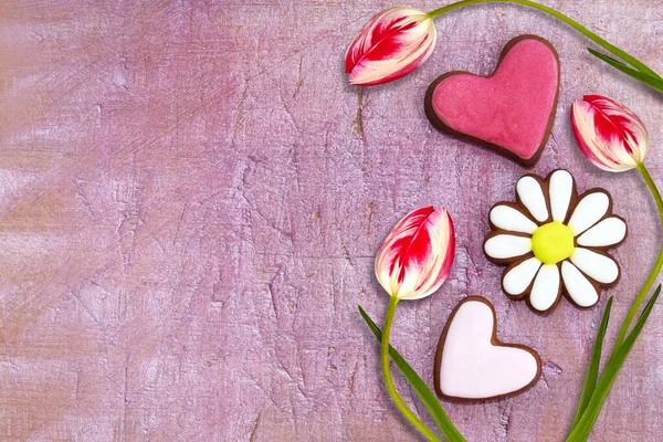 Röd Vita Blommor Tulpaner Och Pepparkakor Kakor Form Ett Hjärta — Stockfoto