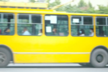 Troleybüsün hareket halindeki bulanık arkaplanı. Tramvaydaki koruyucu tıbbi maskeli insanlar. Poltava, Ukrayna. Koronavirüsün yayılması nedeniyle sosyal uzaklık ve karantina (COVID-19).