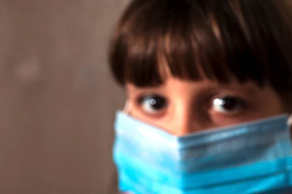 Koruyucu Maskeli Bulanık Arka Plan Kızı Covid Corona Virüsüne Veya — Stok fotoğraf