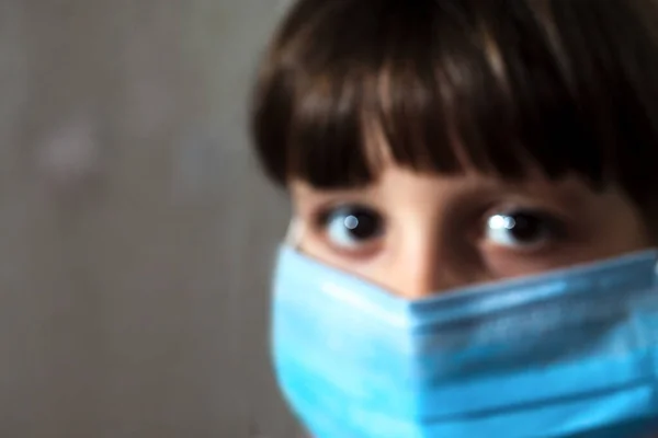Koruyucu Maskeli Bulanık Arka Plan Kızı Covid Corona Virüsüne Veya — Stok fotoğraf