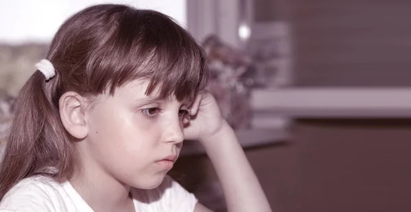 Criança Menina Pensativo Triste Chateado Retrato Uma Criança Triste Espaço — Fotografia de Stock