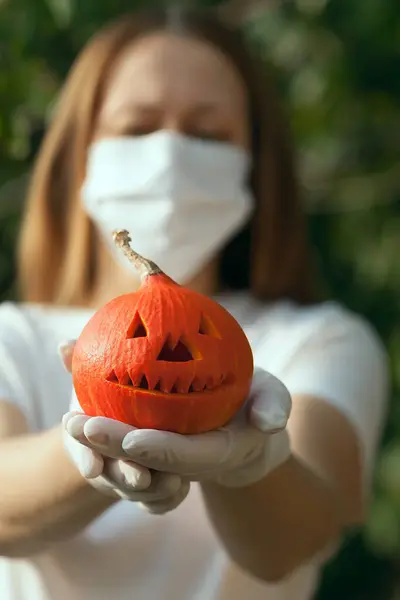 Cadılar Bayramı Konsepti Sonbahar Koronavirüs Koruması Tıbbi Maskeli Lastik Eldivenli — Stok fotoğraf