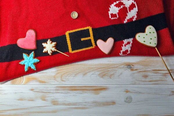 Різдвяна композиція. Різдвяне печиво імбирні серця та сніжинки на дерев'яному фоні — стокове фото