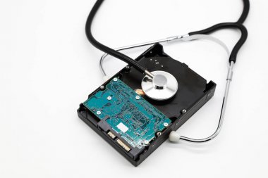 sabit disk izole ve beyaz arka plan ile stetoskop (teknoloji güvenlik kontrol kavramı için bu görüntü)