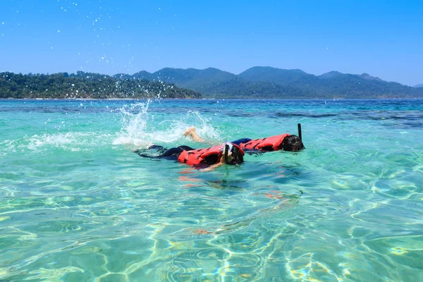 Pareja trourist snorkeling en hermosa mar —  Fotos de Stock