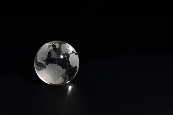 Tierra sobre fondo negro (concepto creativo ) — Foto de Stock