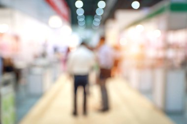 Alışveriş merkezinde yürüyen insanların bulanık görüntü (soyut arka plan)