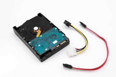 Connecter yalıtılmış ve beyaz arka plan ile SATA sabit disk