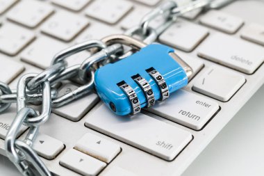 zincir bilgisayar klavyesi üzerinde şifre koruması ile kilitli (güvenlik teknolojisi kavramı için bu görüntü)