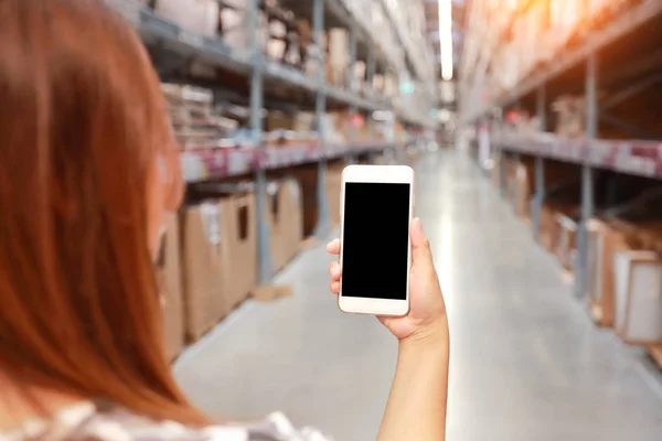 Mulheres jovens usam telefone celular para verificar promoção de venda na loja ou supermercado — Fotografia de Stock