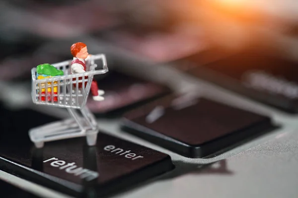 Miniatuur mensen: Shopper Press Enter op het toetsenbord van de computer als betaling online van thuis (e-commerce en Shopping concept) — Stockfoto