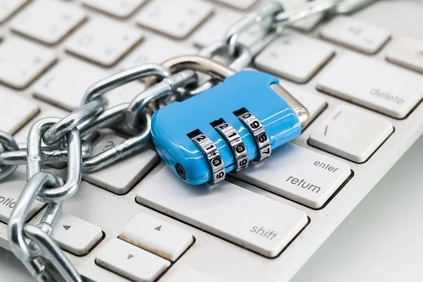 zincir bilgisayar klavyesi üzerinde şifre koruması ile kilitli (güvenlik teknolojisi kavramı için bu görüntü)