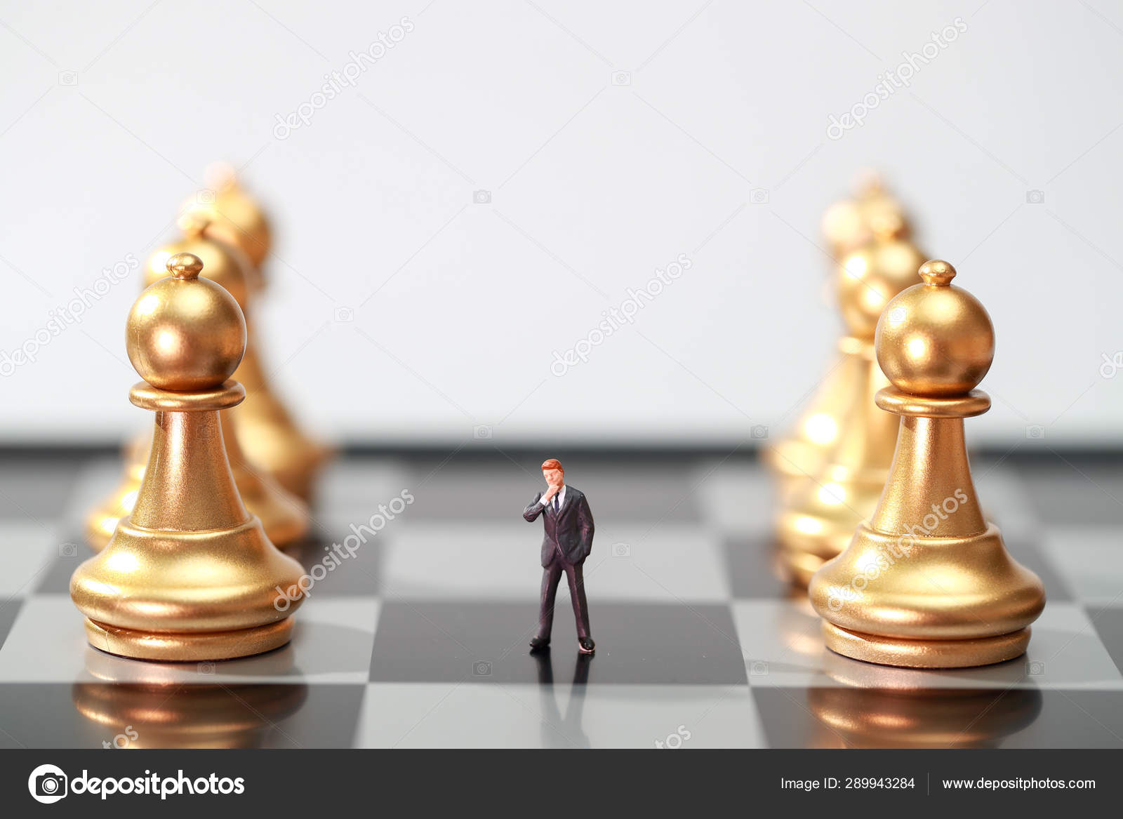 Dedos Do Empresário Controlam O Rei De Xadrez Para Uma