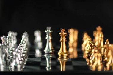 Yarışma, başarı ve liderlik konsepti için satranç iş fikri