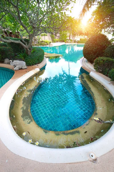 Hermosa piscina con árboles — Foto de Stock