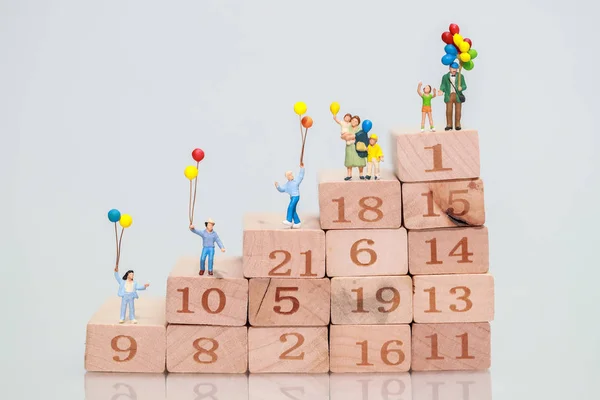 Miniaturmenschen: Reisende stehen auf Holzklötzen stapeln, Finanz- und Wirtschaftswachstumskonzept als Hintergrund — Stockfoto