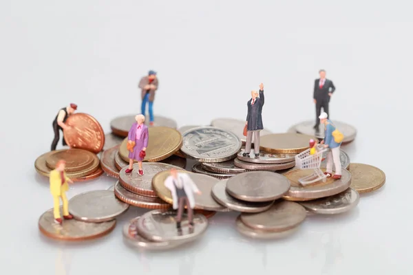 Personas en miniatura: hombre de negocios de pie en el apilamiento de monedas, concepto de competencia financiera y empresarial utilizando como fondo — Foto de Stock