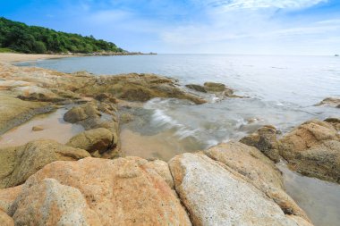 güzel plajda büyük dalga görüntü yakın. Tayland tropikal deniz