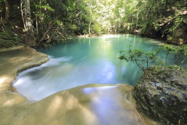 Kanchanaburi, Tayland yeşil ağaçlar ile doğada su düşüşü