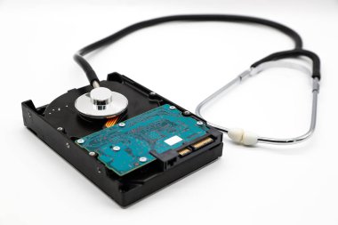 sabit disk izole ve beyaz arka plan ile stetoskop (teknoloji güvenlik kontrol kavramı için bu görüntü)