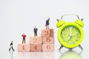 Minyatür insanlar: ahşap blok istifleme işadamı ayakta, mali ve Iş büyüme kavramı arka plan olarak kullanarak