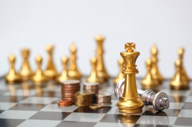 Yarışma, başarı ve liderlik konsepti için satranç iş fikri