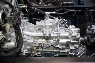 Yeni dizel kamyon motoru yakın 