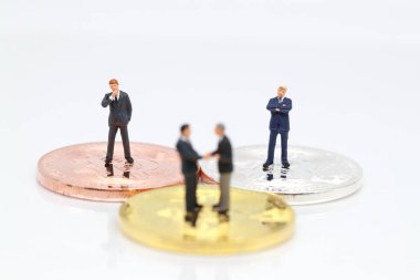Minyatür insanlar: Bitcoin (mali ve iş Yarışması kavramı için bu görüntü ayakta işadamı bir grup)