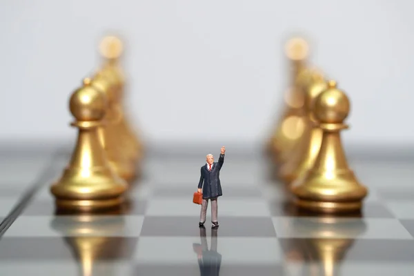 Δουλειά σκακιού με μικροσκοπικούς επιχειρηματίες που έχουν ιδέα για τον ανταγωνισμό, την επιτυχία και την ηγεσία (επιχειρήσεις που χρησιμοποιούν ως φόντο — Φωτογραφία Αρχείου