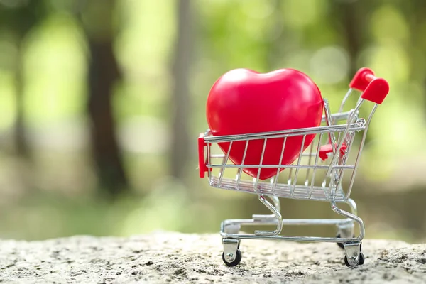 Carrito con corazón, idea para ir de compras utilizando como fondo de negocios —  Fotos de Stock