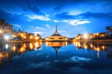Suan Luang Rama IX Park Bangkok, Tayland güzel bir manzara su rezckıiyorı ile gece 
