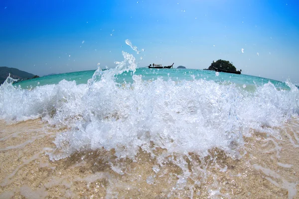 Cerca de la imagen de gran ola en la hermosa playa. mar tropical en Tailandia — Foto de Stock