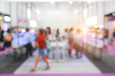 Alışveriş merkezinde yürüyen insanların bulanık görüntü (soyut arka plan)