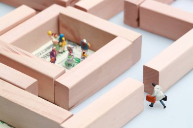 Minyatür insanlar: işadamı yürüyüş ve müşteri ulaşmaya çalışın, mali ve Iş Yarışması kavramı arka plan olarak kullanarak