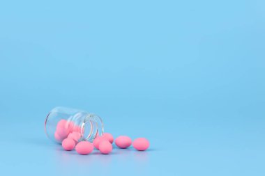 mavi arka plan ile şişe pembe Paskalya yumurtası süslenmiş