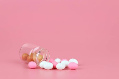 pembe arka plan ile şişe süslenmiş Paskalya yumurtası